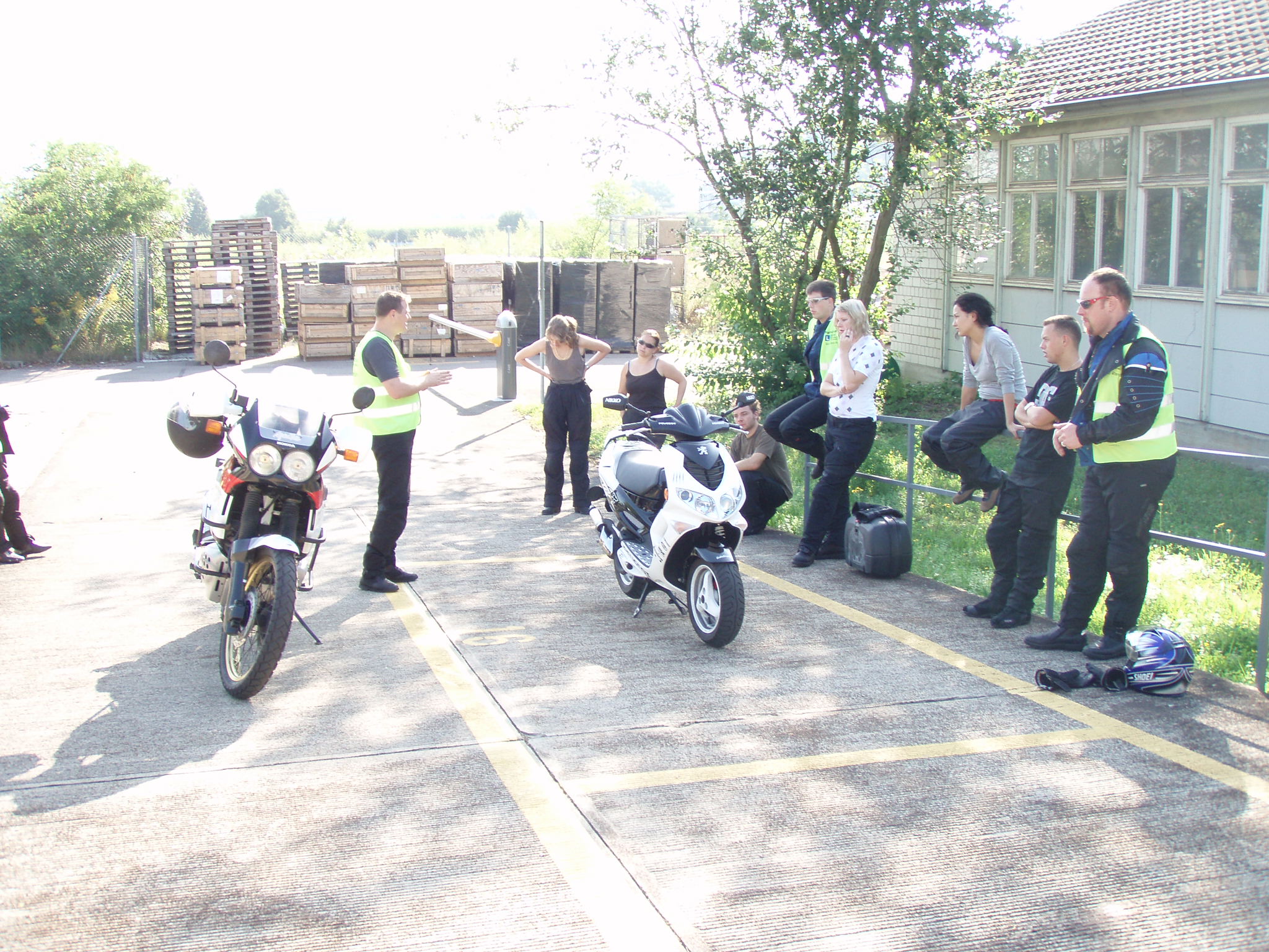 Kategorie A und abschränkt Rollerfahrschule und Motorradfahrschule führt Grundkurse in Winterthurd durch 